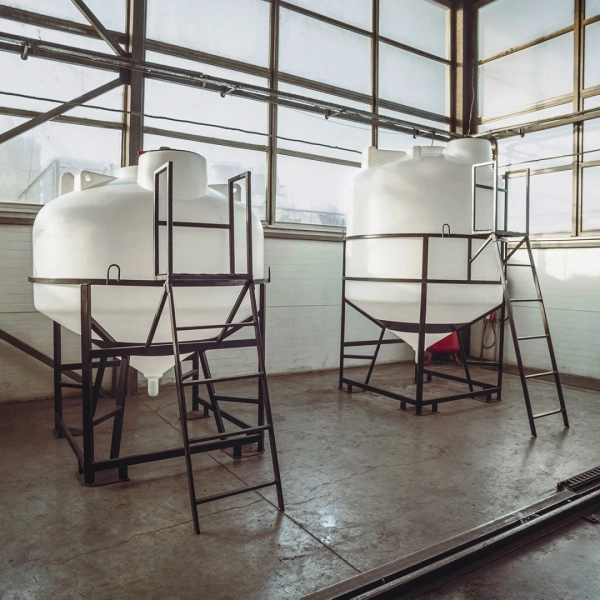 Емкость ЦКТ 5000 л с патрубком 90мм под плотность до 1,5 г/см³ белая в обрешетке с лестницей