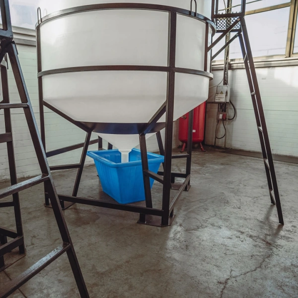 Емкость ЦКТ 5000 л с патрубком 110мм белая в обрешетке с лестницей